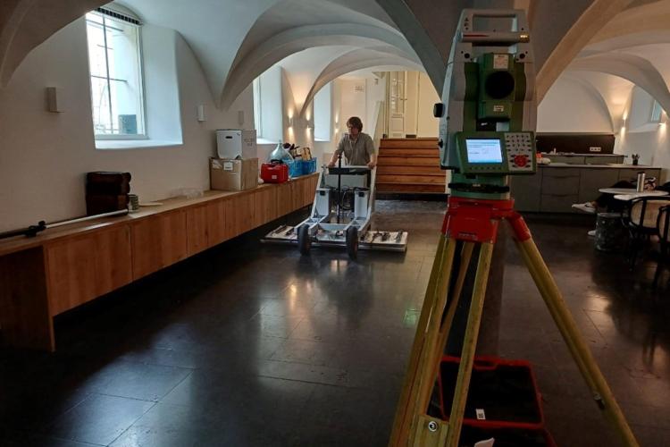 Op zoek naar funderingspalen in het Bethaniënklooster Op zoek naar funderingspalen in het Bethaniënklooster