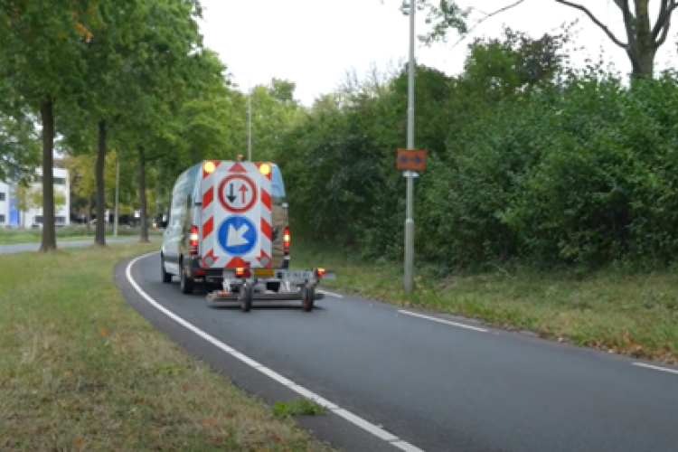 Bus met grondradar op weg